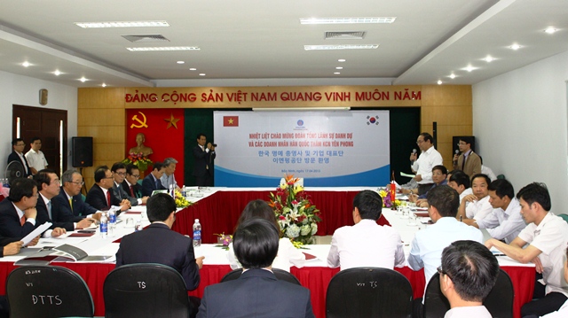 Đoàn Tổng lãnh sự danh dự và các doanh nhân Hàn Quốc thăm KCN Yên Phong Viglacera